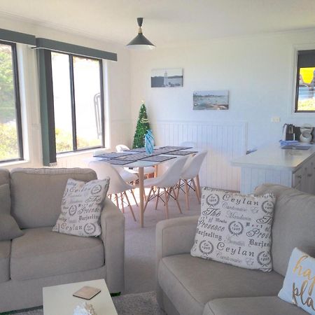 Kingfisher Cottage Beachfront At The Binalong Bay Kültér fotó