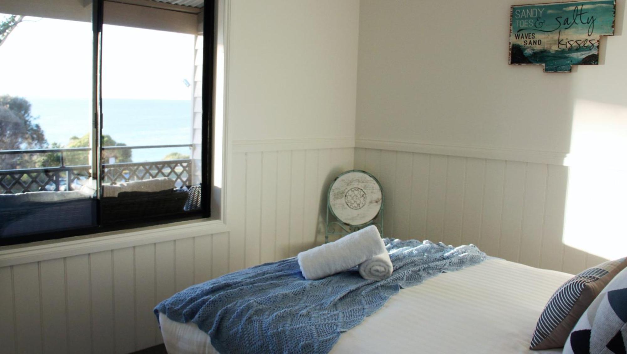 Kingfisher Cottage Beachfront At The Binalong Bay Kültér fotó