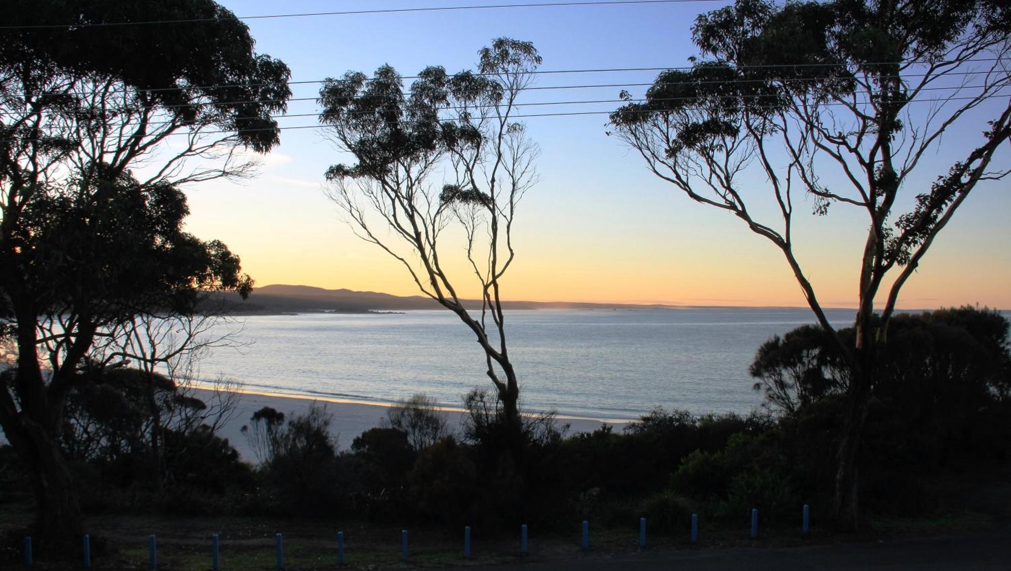 Kingfisher Cottage Beachfront At The Binalong Bay Kültér fotó