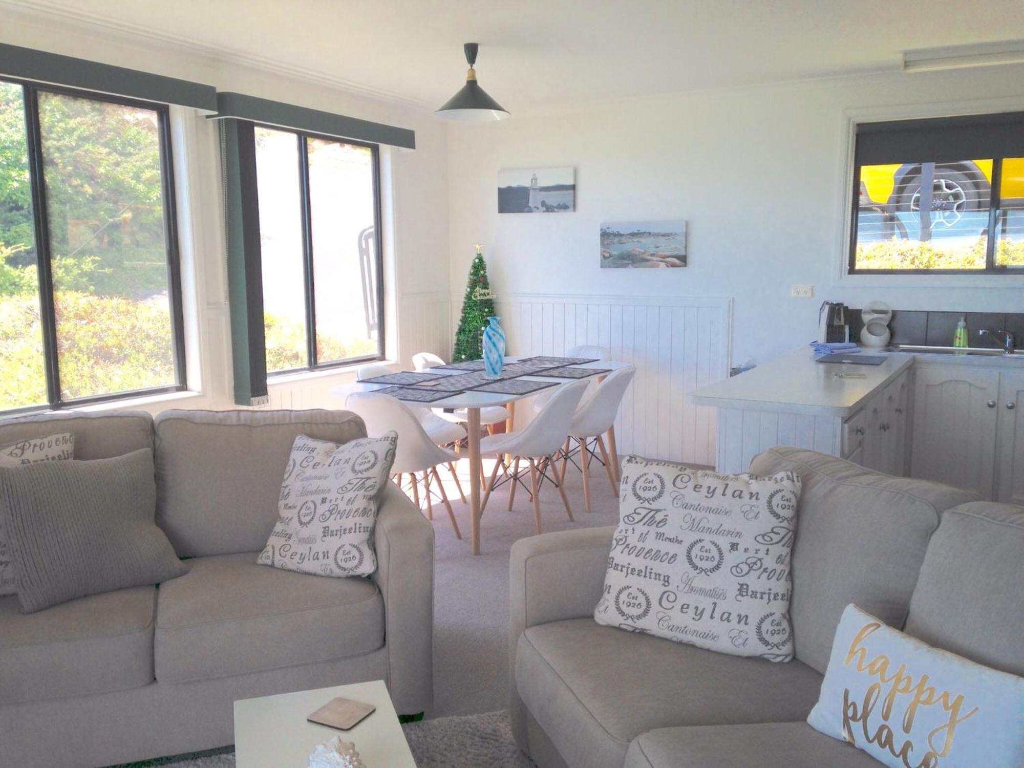 Kingfisher Cottage Beachfront At The Binalong Bay Kültér fotó